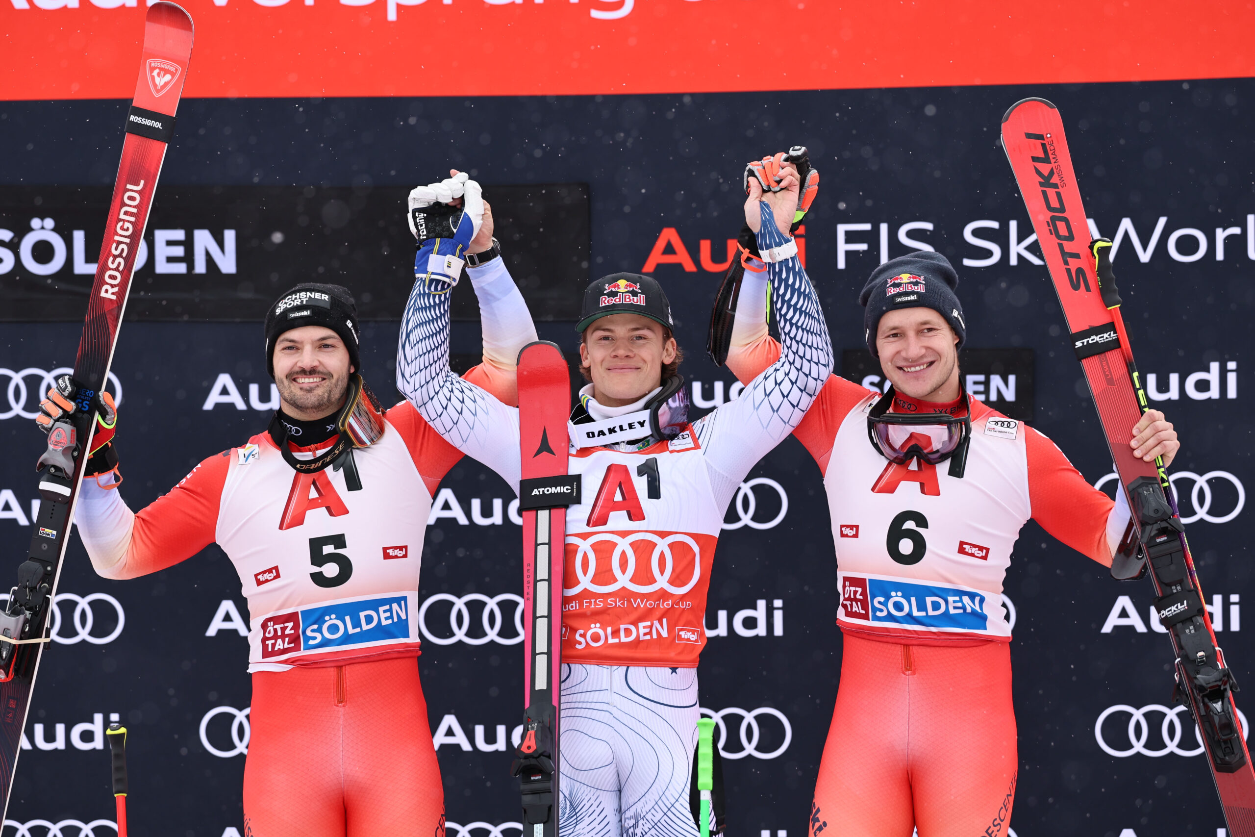 Rettenbach, 25 ottobre 2026: gli svizzeri Meillard e Odermatt fanno da "valletti" al campione olimpico Braathen, primo a Sölden come nel 2021 ©Pentaphoto