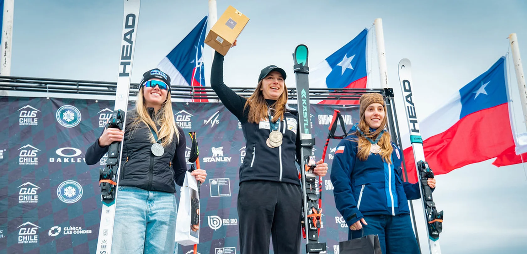 Il podio finale della South American Cup femminile 2026. Da sinistra: Giselle Gorringe, 2ª (GBR); Barbora Novakoa (CZE) 1ª; Nicole Begue (ARG) 3ª @chilewinterseries and Gonzalo Gallegos